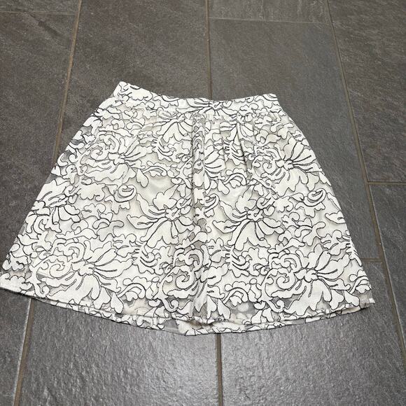 Buttons White Black Floral Embroidered Lace Overlay Feminine Mini Skirt Medium - Picture 1 of 8